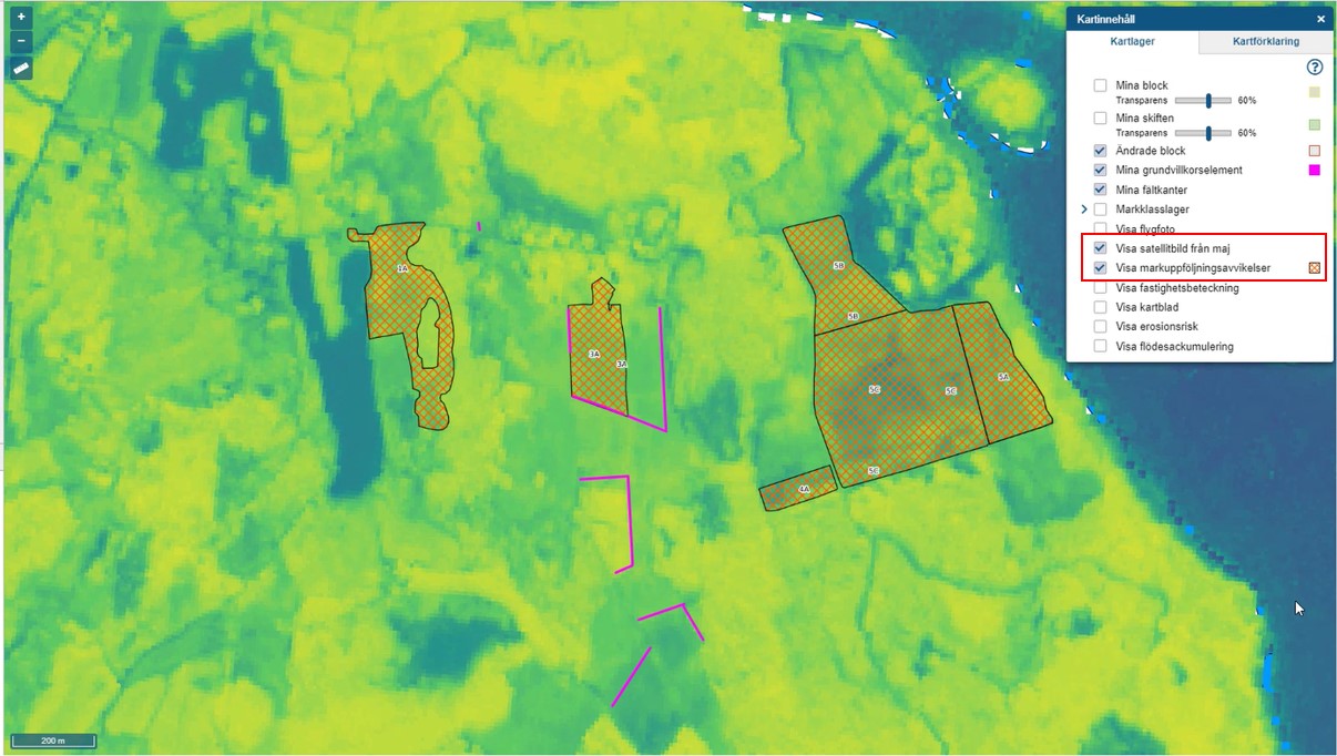 Exempel på hur det kan se ut med kartlagren Visa satellitbild från maj och Visa markuppföljningsavvikelser.