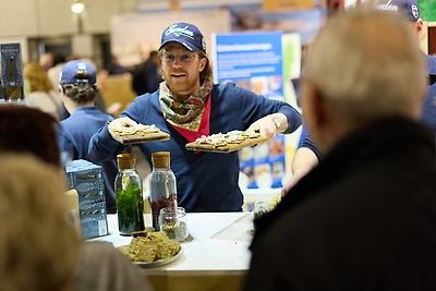 Alexander Klimt, Möja Fisk serving ocean crackers with
20 percent sugar kelp