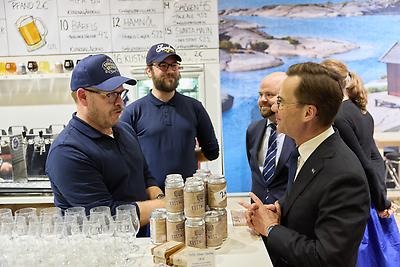 Swedish Prime minister Ulf Kristersson in conversation with Jesper Jonasson,
Smögenbryggar’n while visiting the Swedish pavilion at Grüne Woche 2025