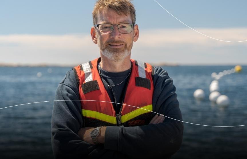 Halvkroppsbild på en man i flytväst.