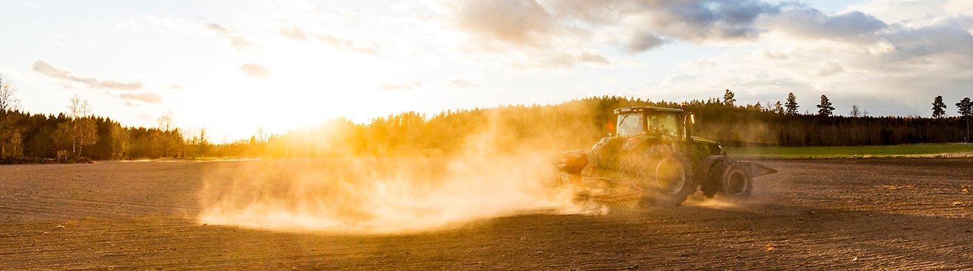 Traktor i motljus. Foto Scandinav/Thomas Adolfsen