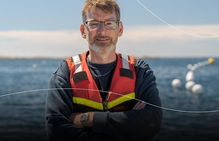 Halvkroppsbild på en man i flytväst.
